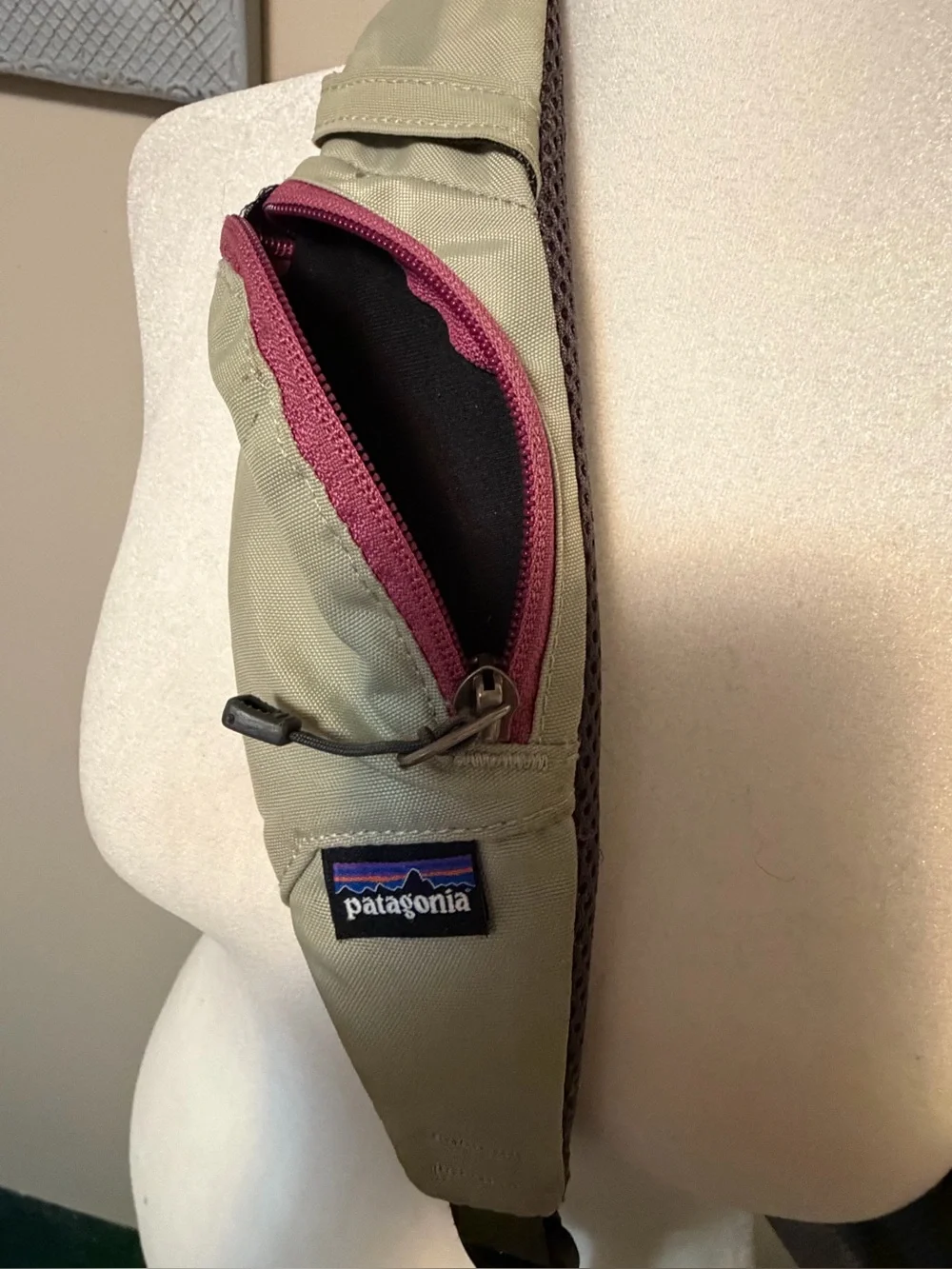 Patagonia Vintage 2013 Atom Sling Bag 8L - Sage Green / Pink (SP13)